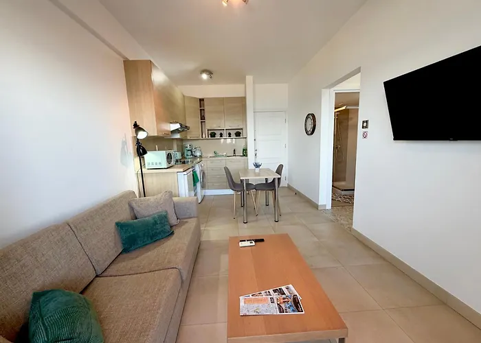 Golden Nest By The Sea Апартаменты Ларнака