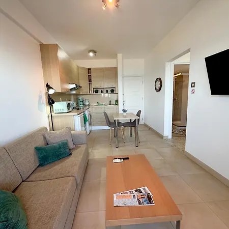 Golden Nest By The Sea アパート ラルナカ